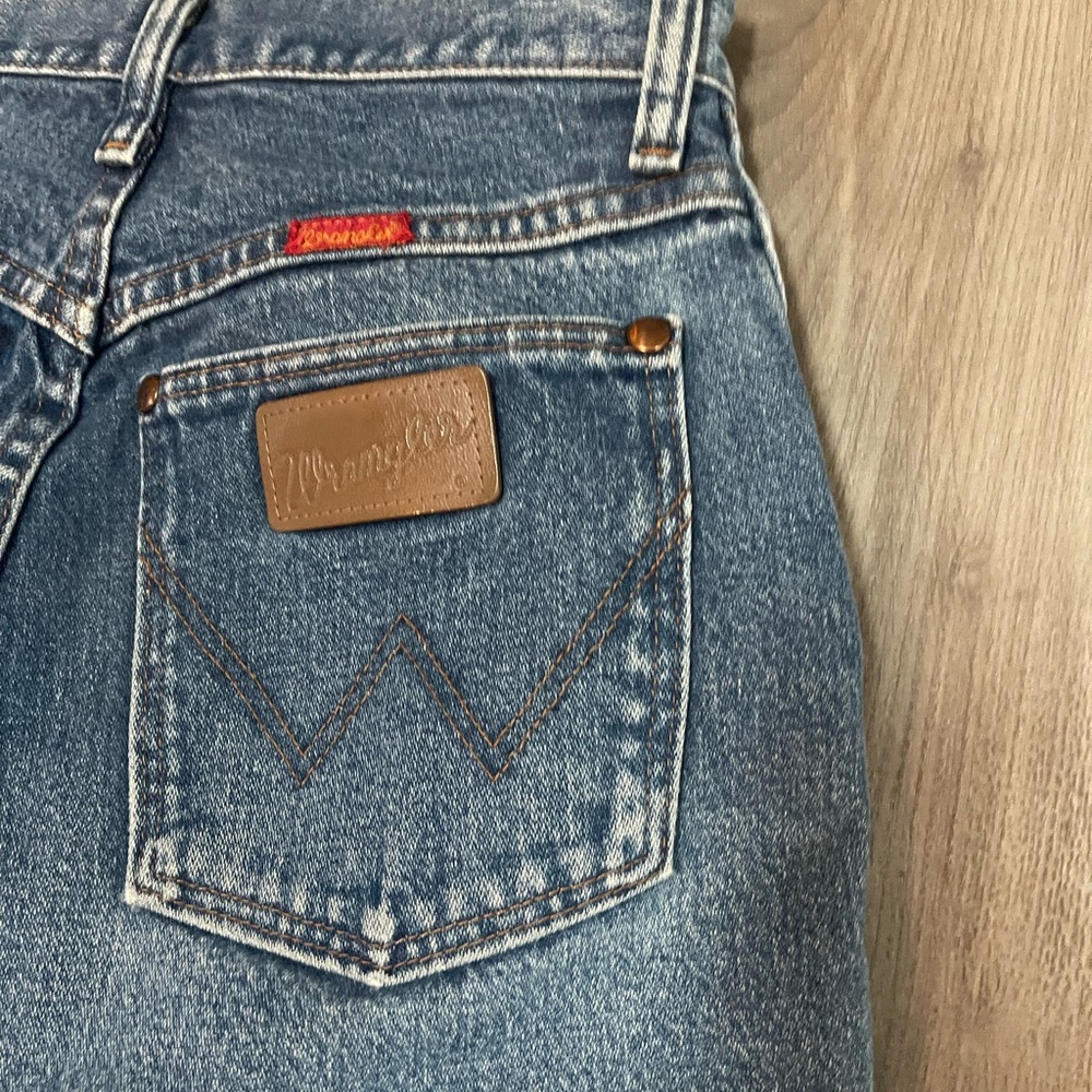 Women’s vintage Wrangler Cowboy cut straight leg jeans. Size 3
